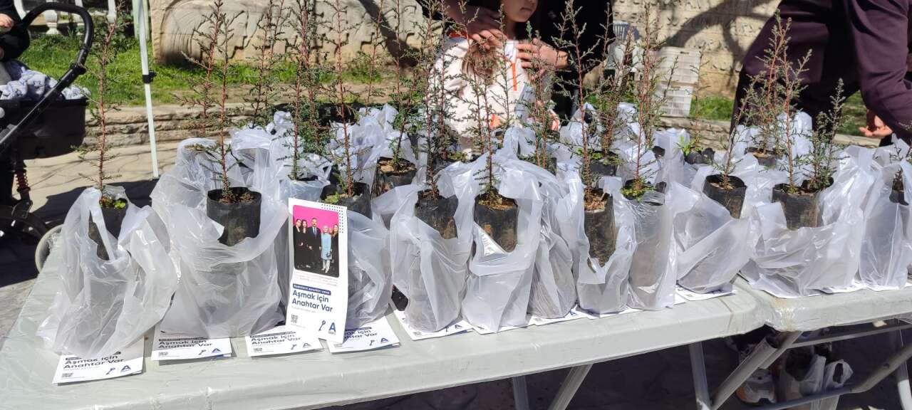 Anahtar Parti’den 8 Mart’ta Kadınlara Anlamlı Fidan Dağıtımı 4